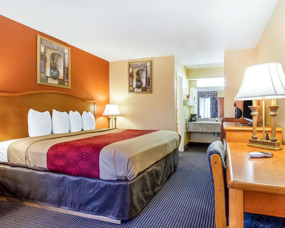 Econo Lodge Inn & Suites Evergreen Eksteriør billede