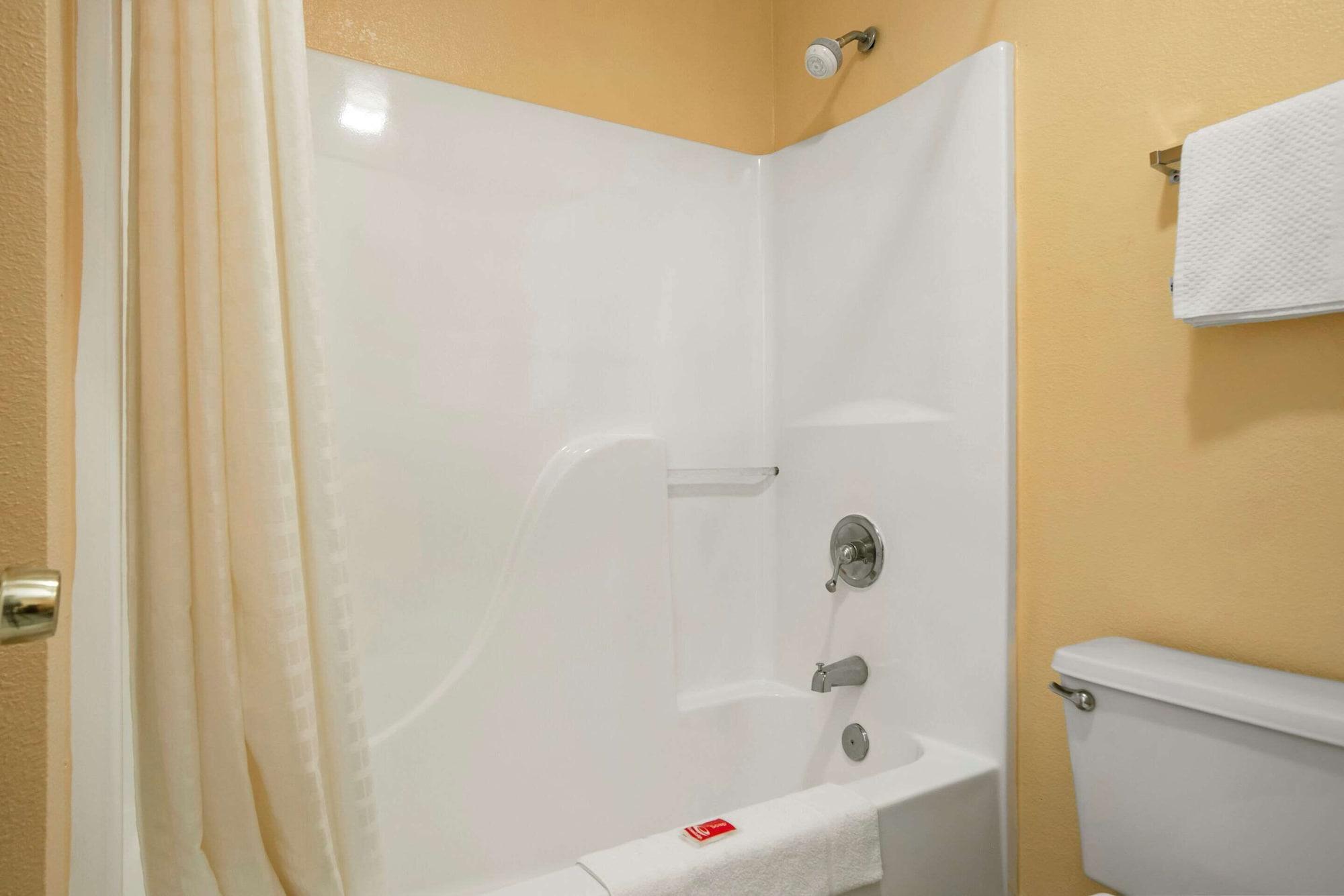 Econo Lodge Inn & Suites Evergreen Eksteriør billede