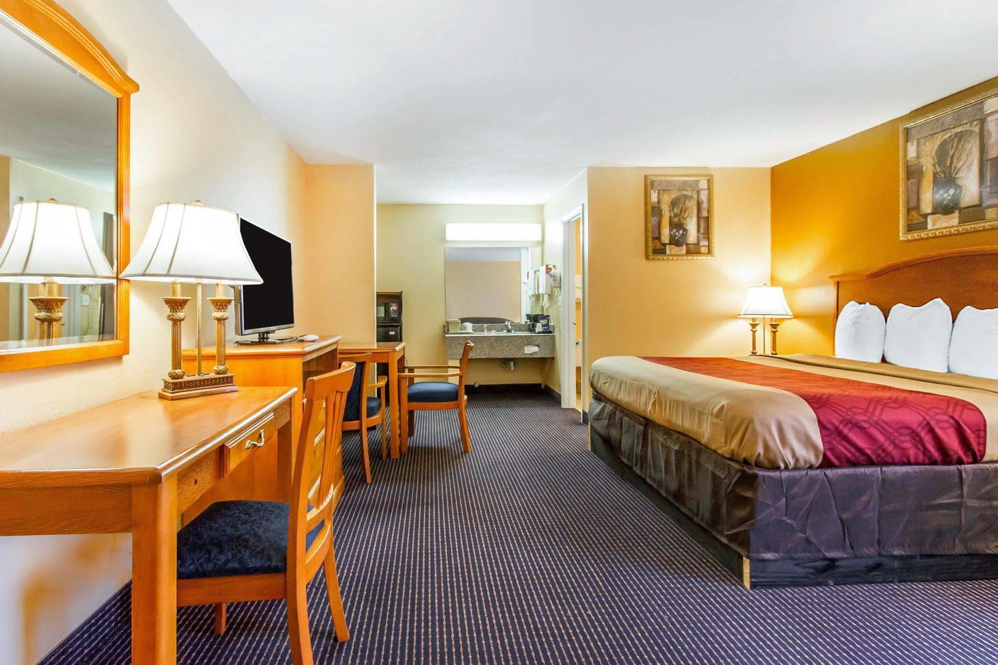 Econo Lodge Inn & Suites Evergreen Eksteriør billede