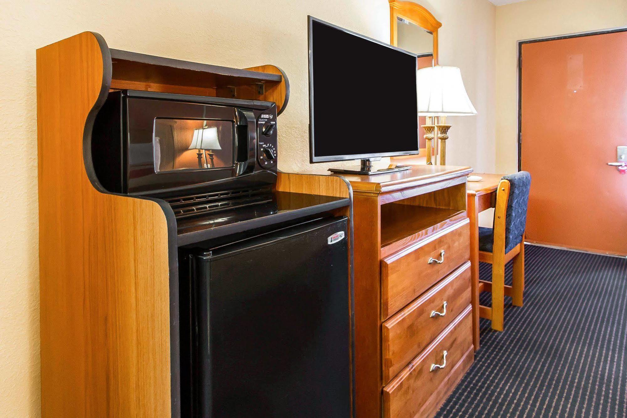 Econo Lodge Inn & Suites Evergreen Eksteriør billede