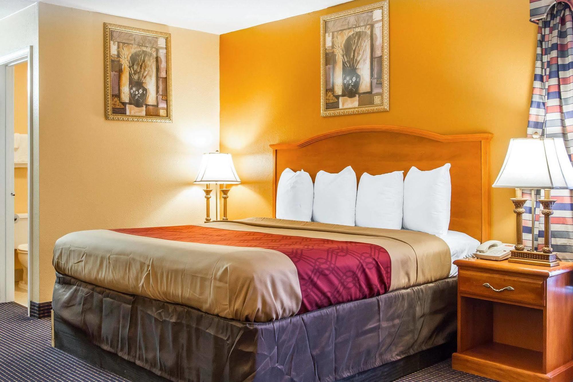 Econo Lodge Inn & Suites Evergreen Eksteriør billede