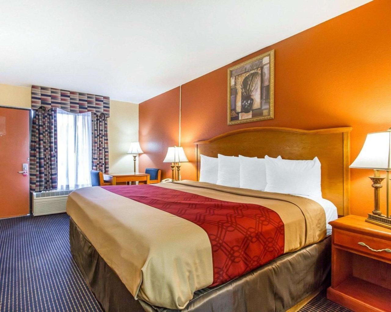 Econo Lodge Inn & Suites Evergreen Eksteriør billede